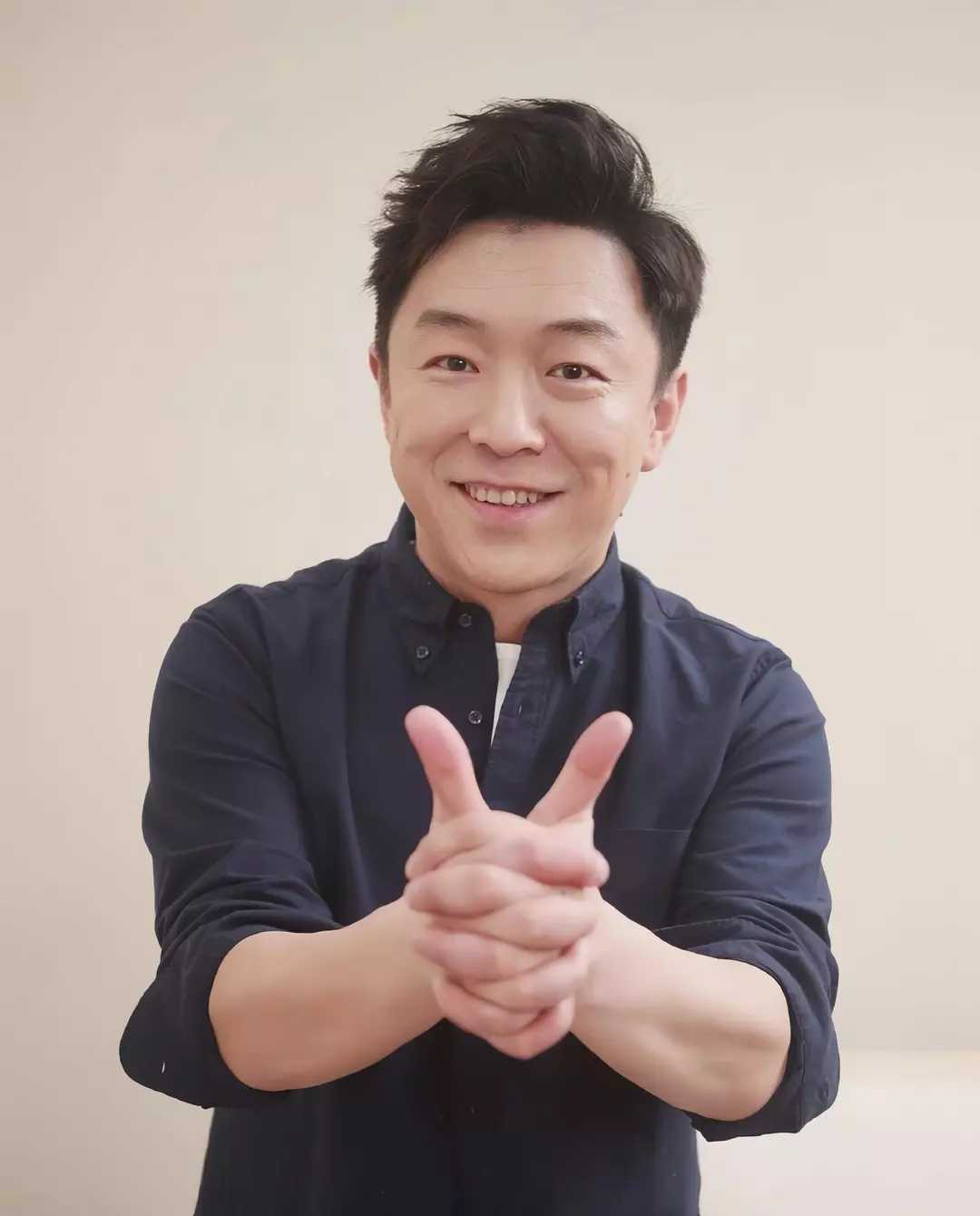 黄渤帅气现身家宴,49岁肌肤光滑紧致,网友:家族基因太强大!