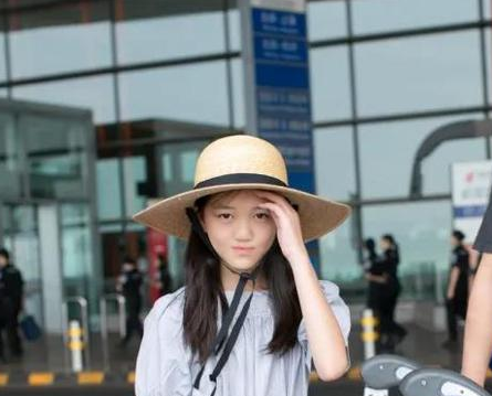 17岁的李嫣回国后晒出了最新的照片眼睛下垂的样子非常像她的爸爸