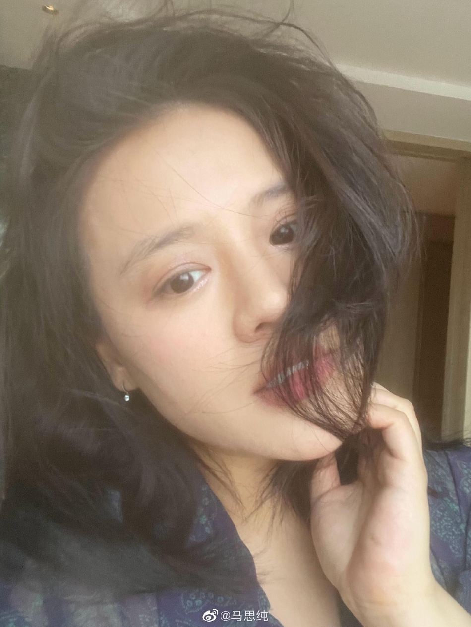组图：马思纯分享夏日好心情自拍 长发蓬松面露甜笑嘟嘴搞怪第4张图片