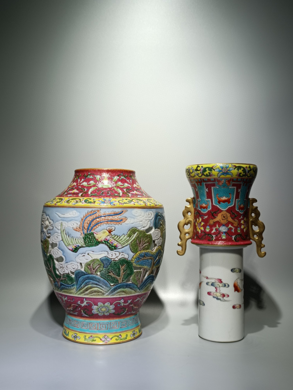 清乾隆款,粉彩胭脂红轧道镂空有凤来仪套瓶 高:43cm宽:22cm