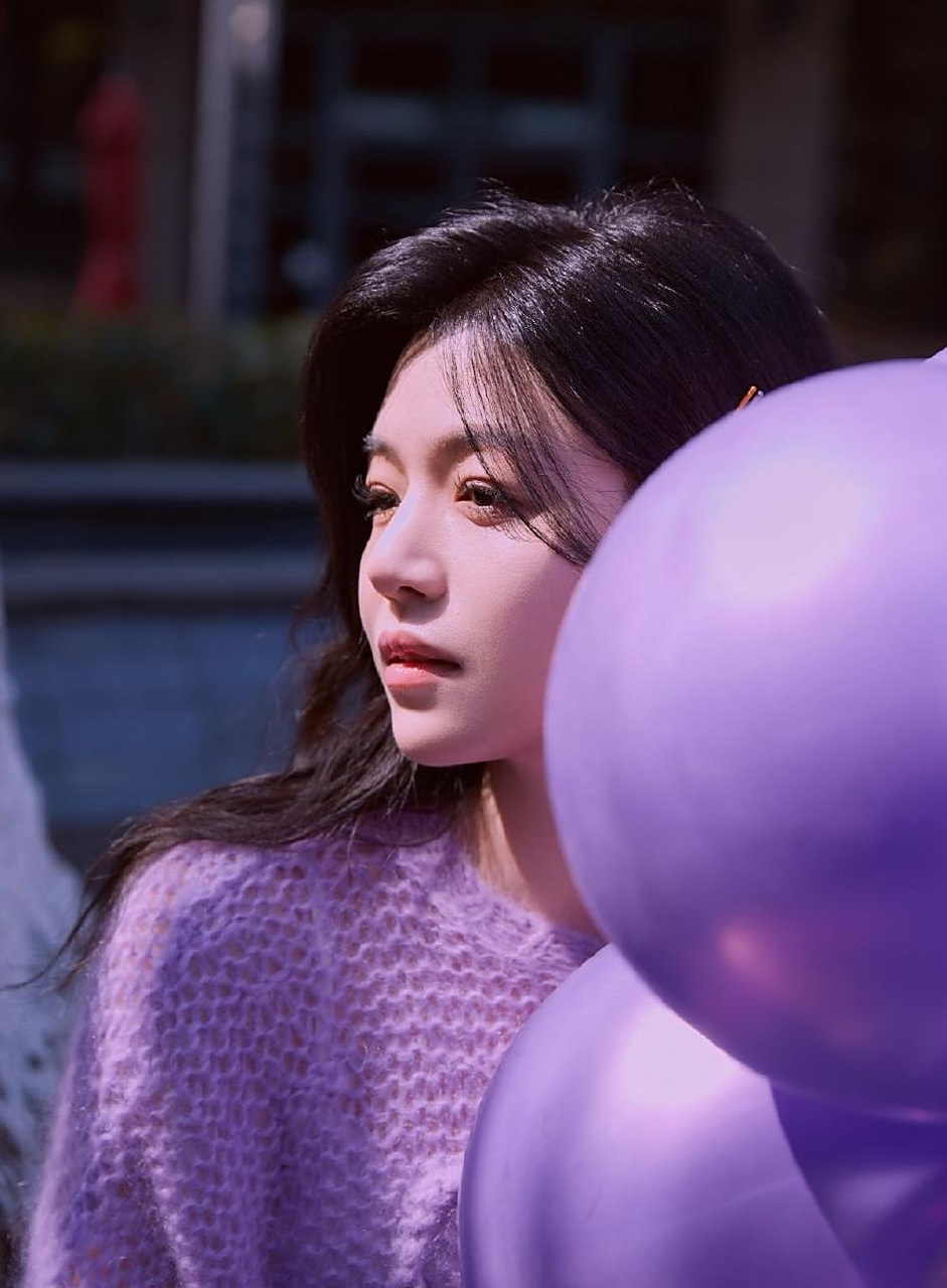 陈妍希《半熟恋人2》造型写真 穿紫色毛衣搭配黑色百褶裙,清新淡雅