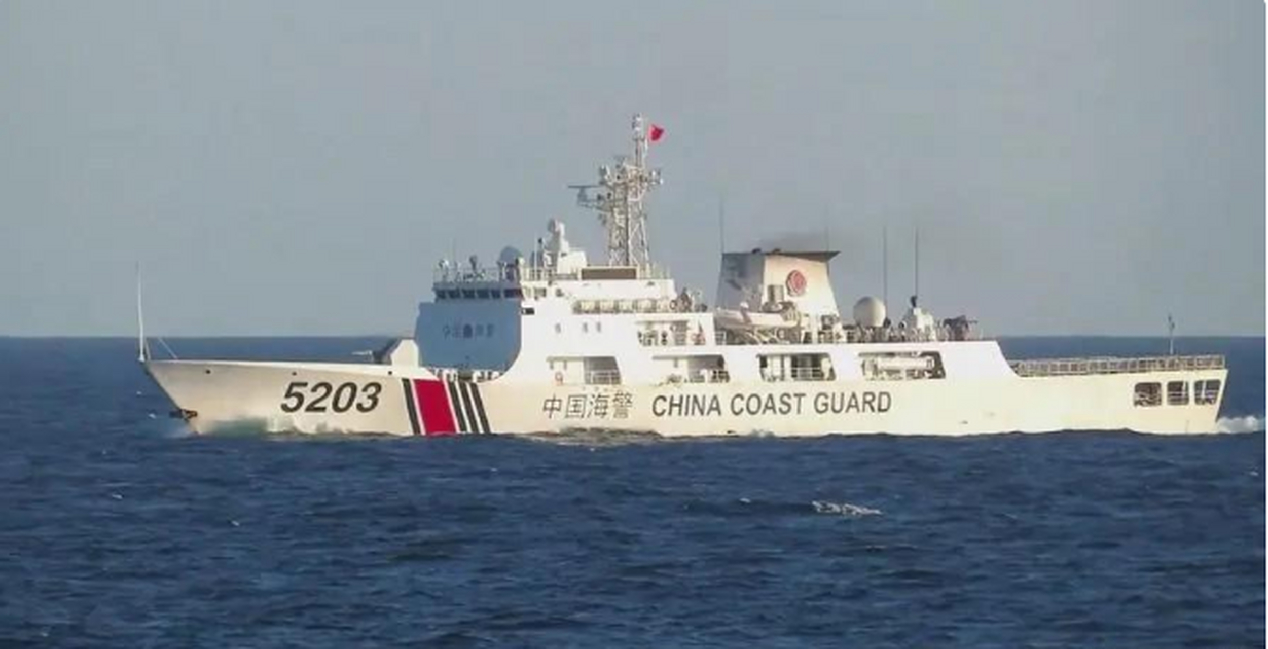 中国海警船5203舰已进入中业岛2海里,美菲正在南海密集演练炮击海上