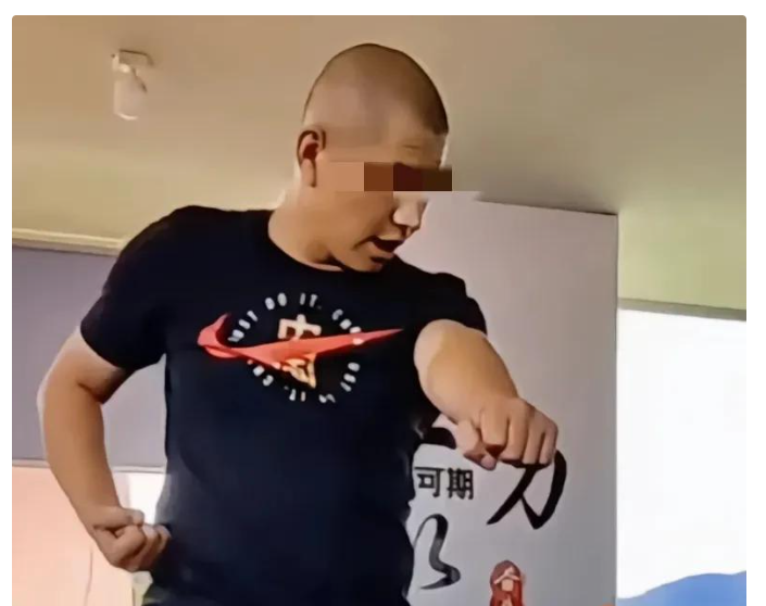 气愤!青岛某武校打死8岁男孩,孩子倒地学校不送医还淡定拍视频