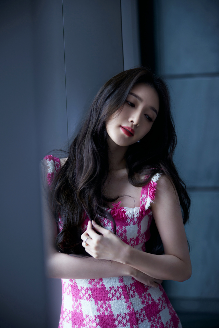 江疏影玫红格子吊带裙,时尚浪漫