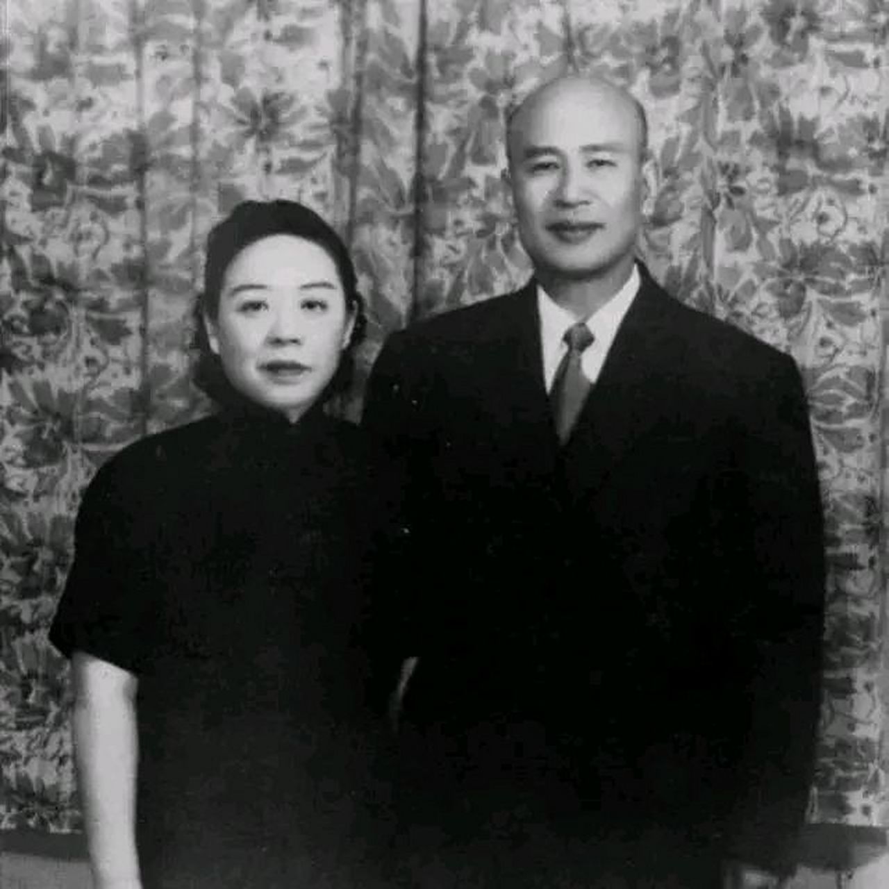 品学才貌兼优,是桂林有名的美人,从照片中我们可以看出中年的马佩璋
