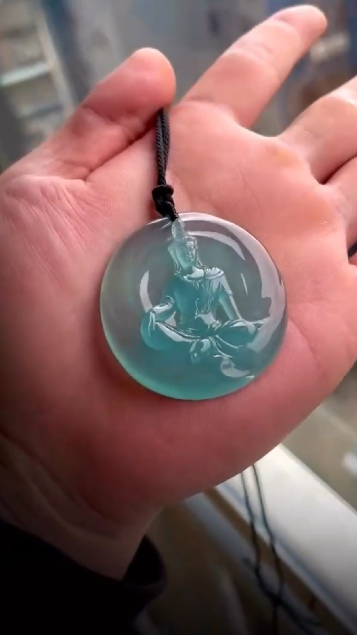 天空蓝翡翠观音牌,晶莹剔透,底子细腻光滑