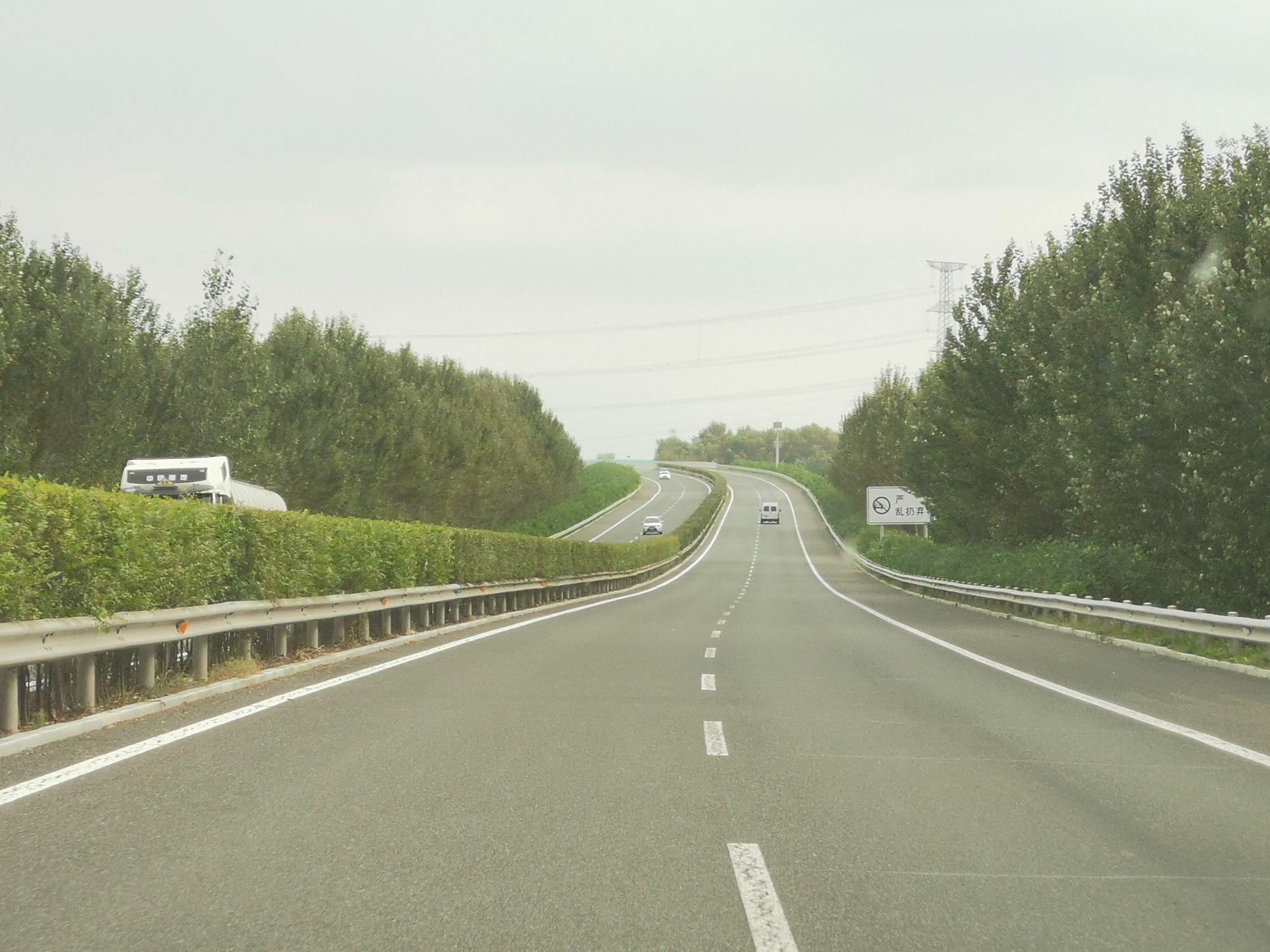 辽宁的这段高速能让开车人的劳顿烟消云散,路上的车辆太少了