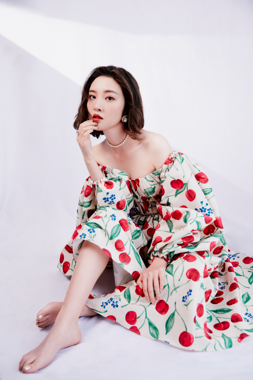 唐艺昕  玉足特写合集