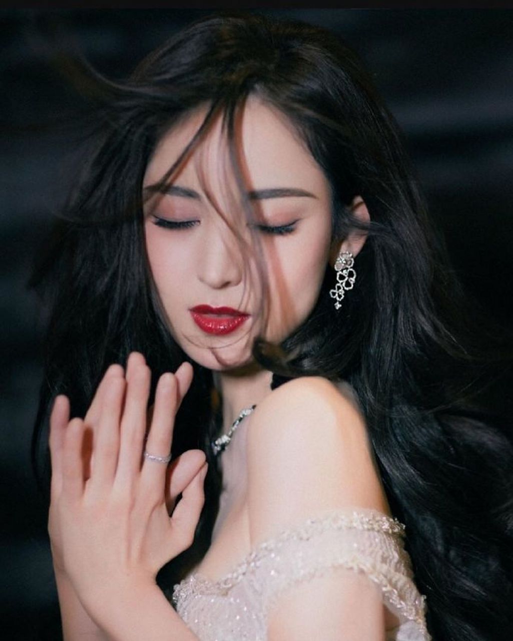 设计上的露肩元素,展现了古力娜扎婀娜多姿的身姿和修长美丽的颈项