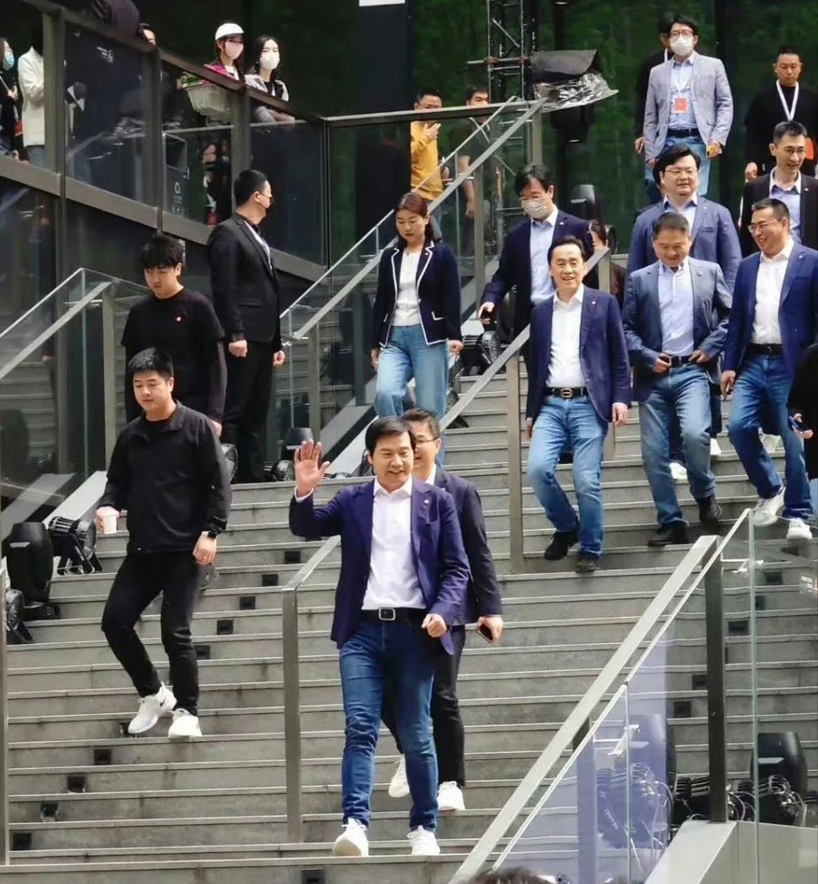 他的小米公司还真是人均牛仔裤…… 怎么觉得牛仔裤现在没那么流行啦