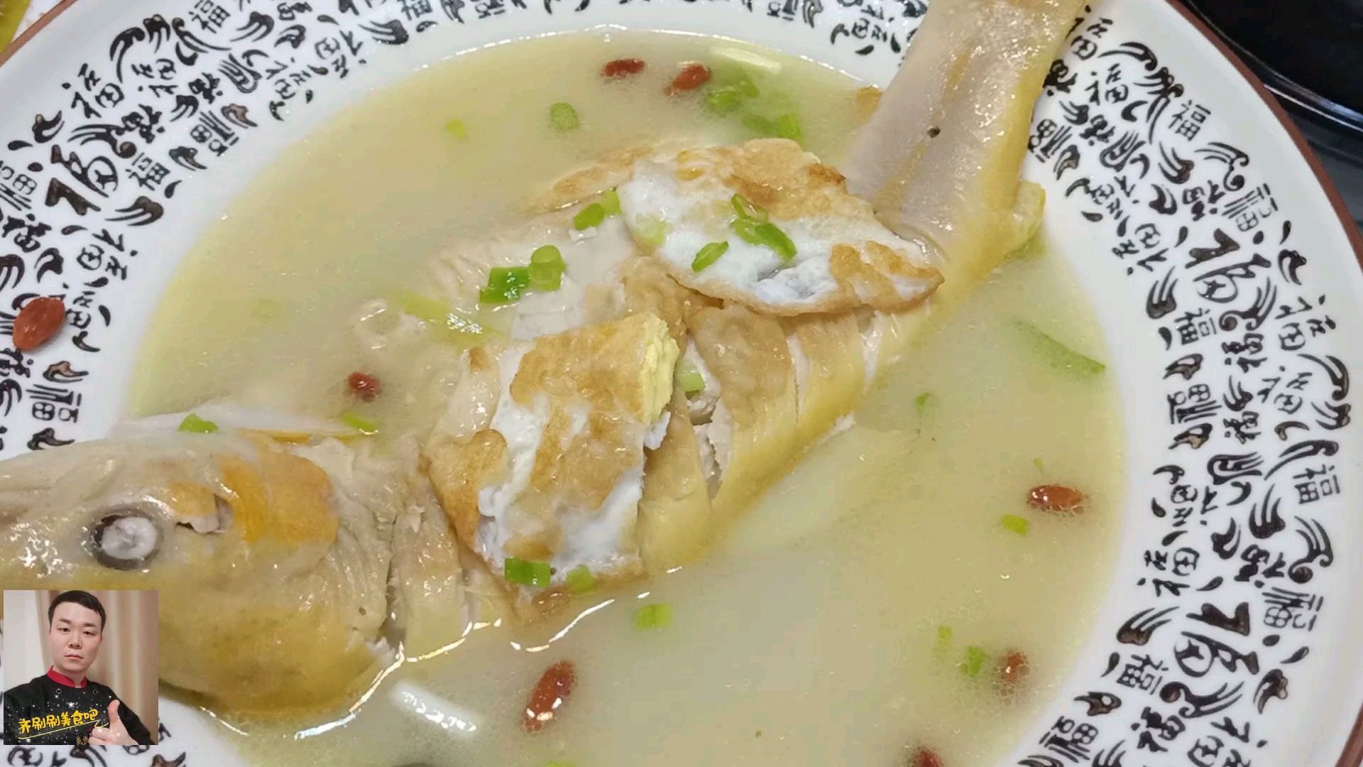 饭店里的鱼汤为什么色白如乳?大厨来揭秘,关键是这一步