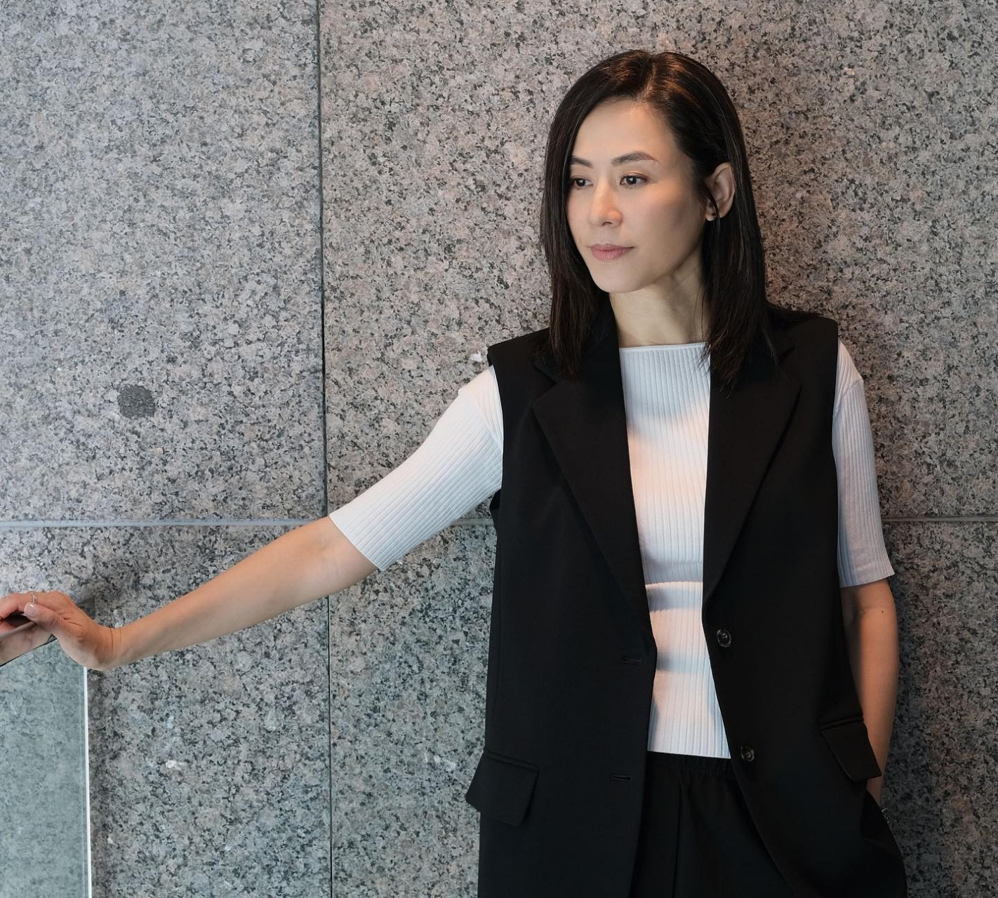 近照展现出了香港著名女演员宣萱的风采,今年已经53岁的她依旧保持着