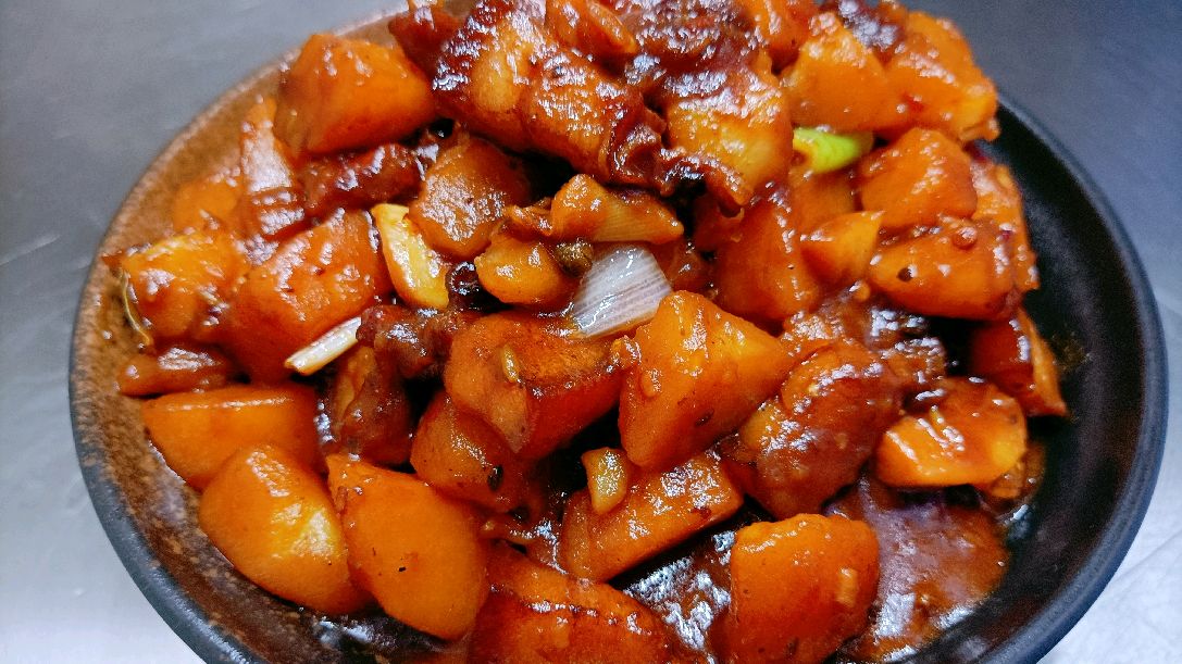 暑假给孩子做家常土豆烧肉,肉肥而不腻,土豆软糯入味,好吃极了