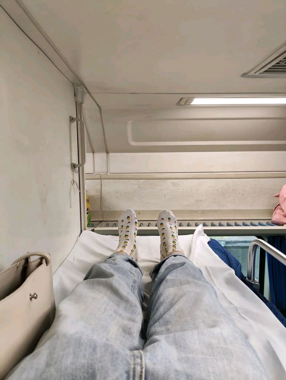 只抢到了硬卧上铺,空间真的很小,谁懂!