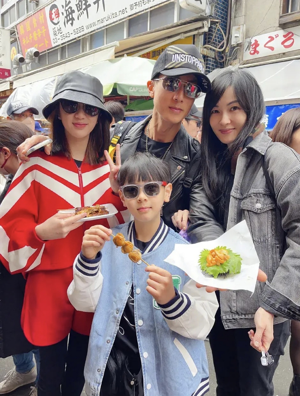 吴尊晒全家人旅游照片,图一这一家人是共用一张脸啊,孩子们的颜值也