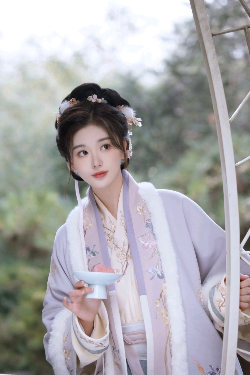 明星穿搭# #古典国风美人# #孔雪儿# 孔雪儿紫色汉服造型,温柔娴静