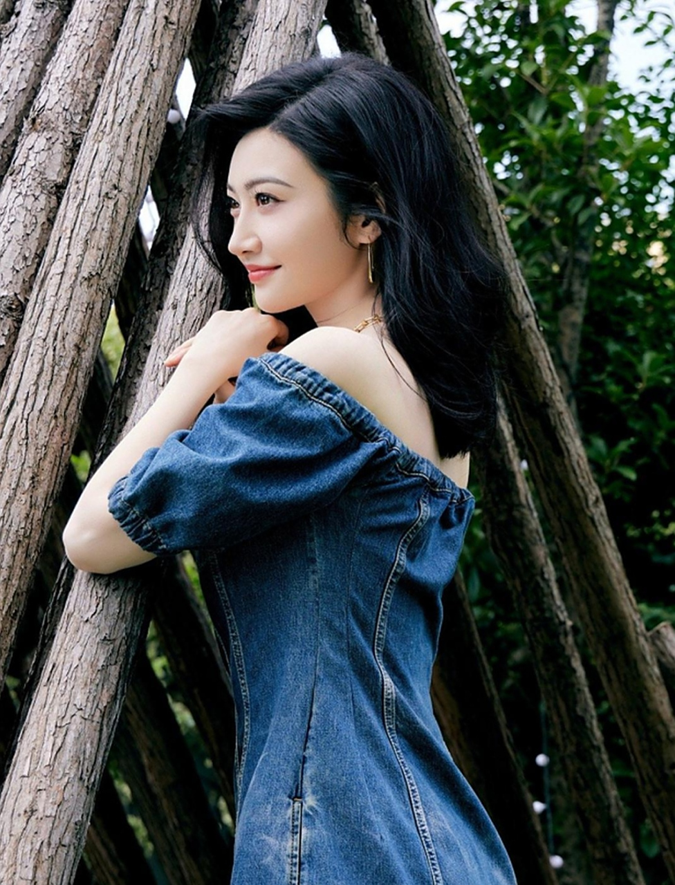 看景甜穿着抹胸露背的牛仔超短裙,显的身材苗条,性感迷人,好养眼!