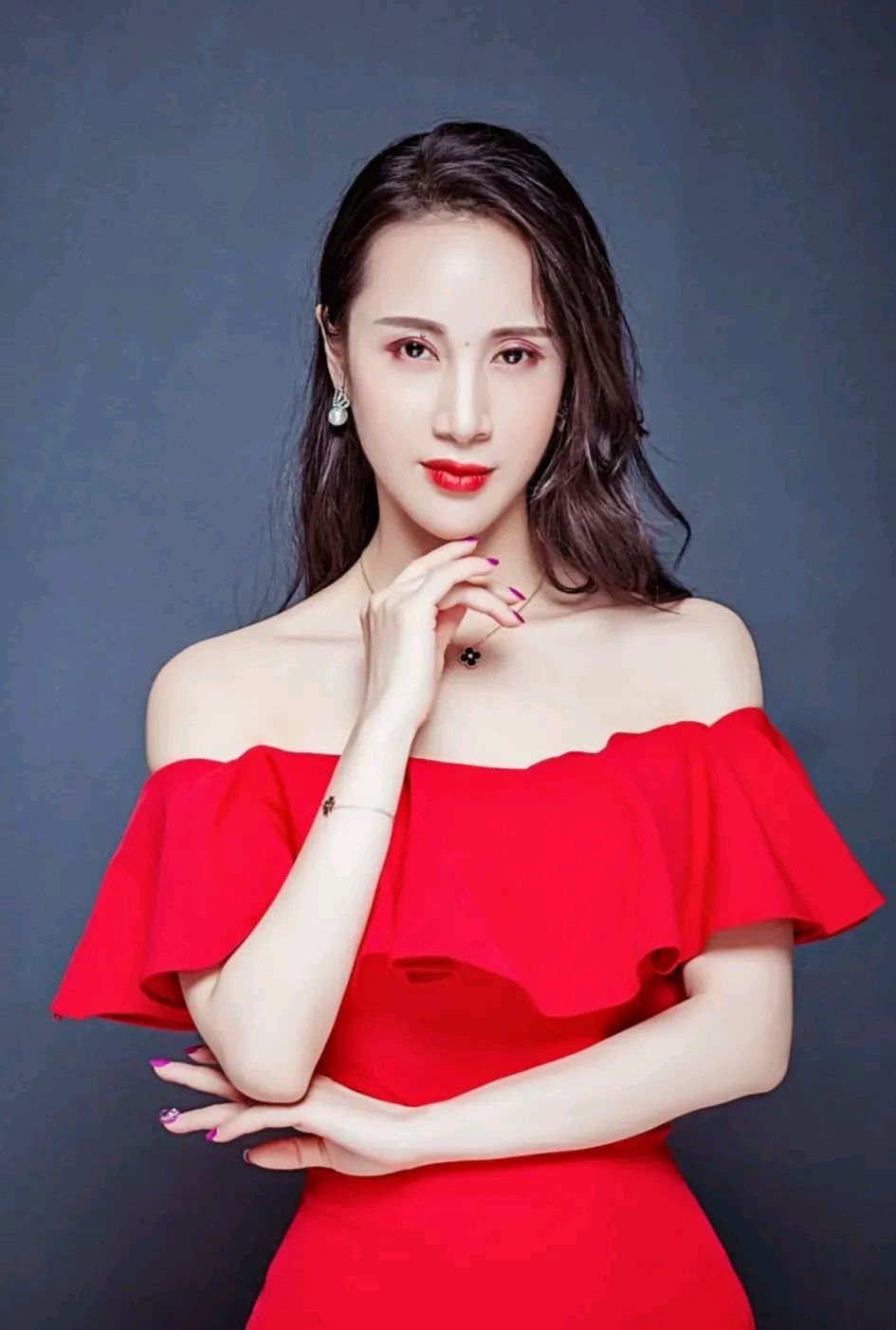 郑佳雪身穿一袭红裙靓丽性感风采照人