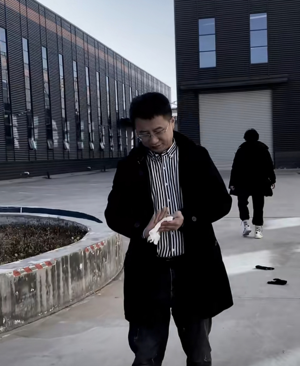 人前人后,这三张照片,把人际关系表现的淋漓尽致.