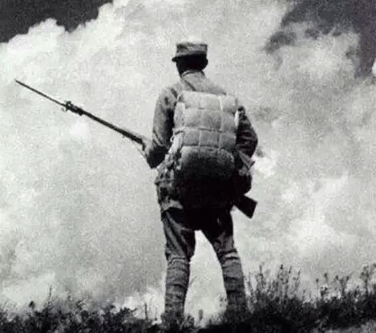 士兵望着被炮火洗礼过的战场,他的背影是多么的孤独无凄凉.