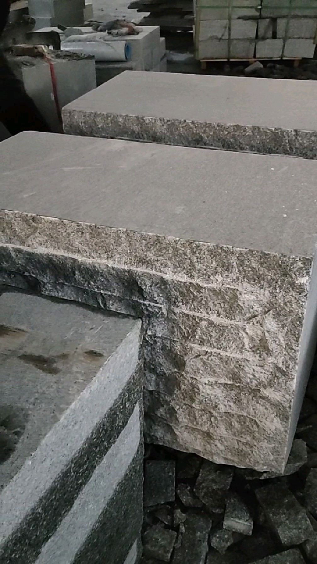 芝麻灰自然面石凳加工中