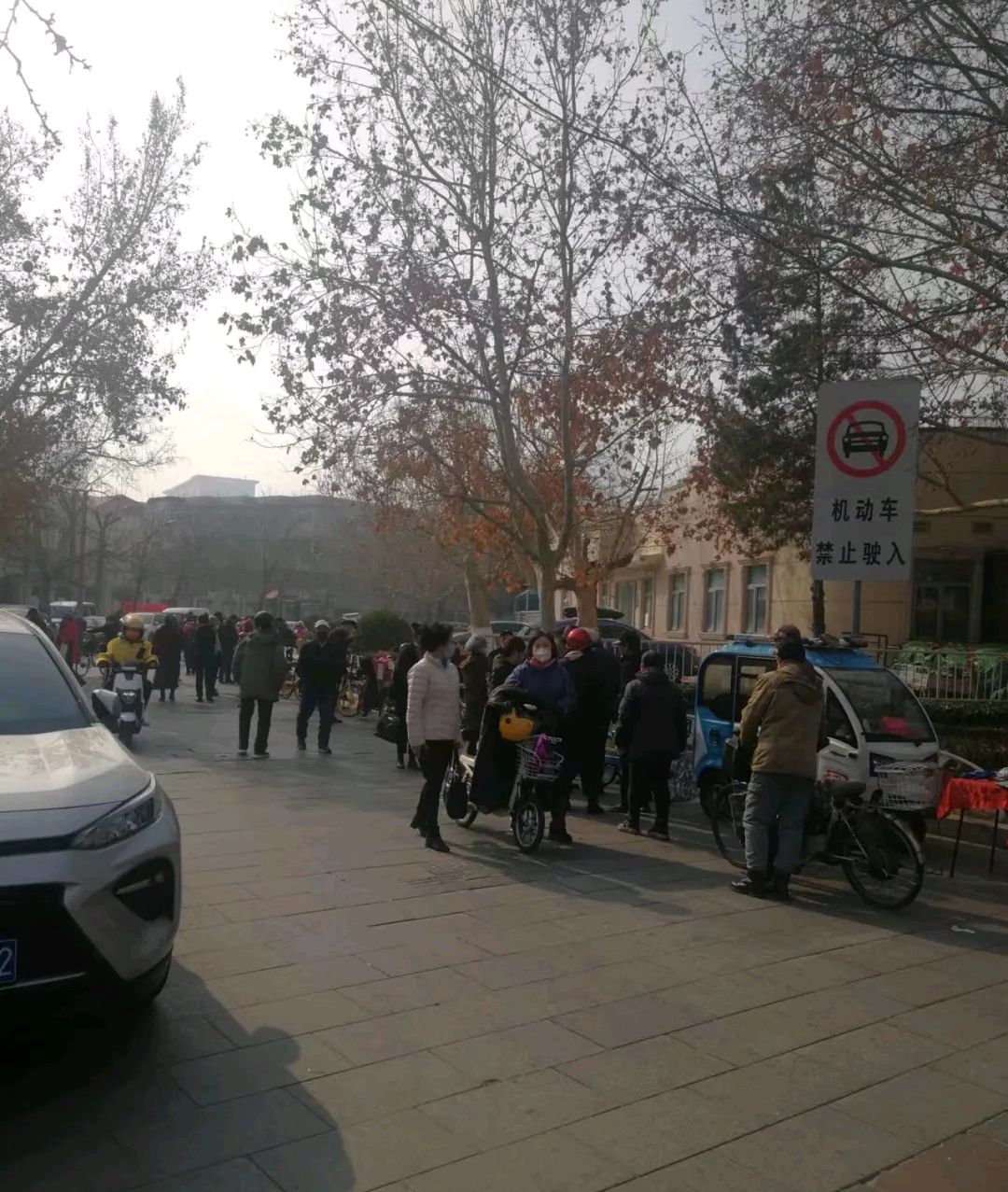 天津中心公园相亲一角,大龄青年男女待价而沽,父母为其操碎了心