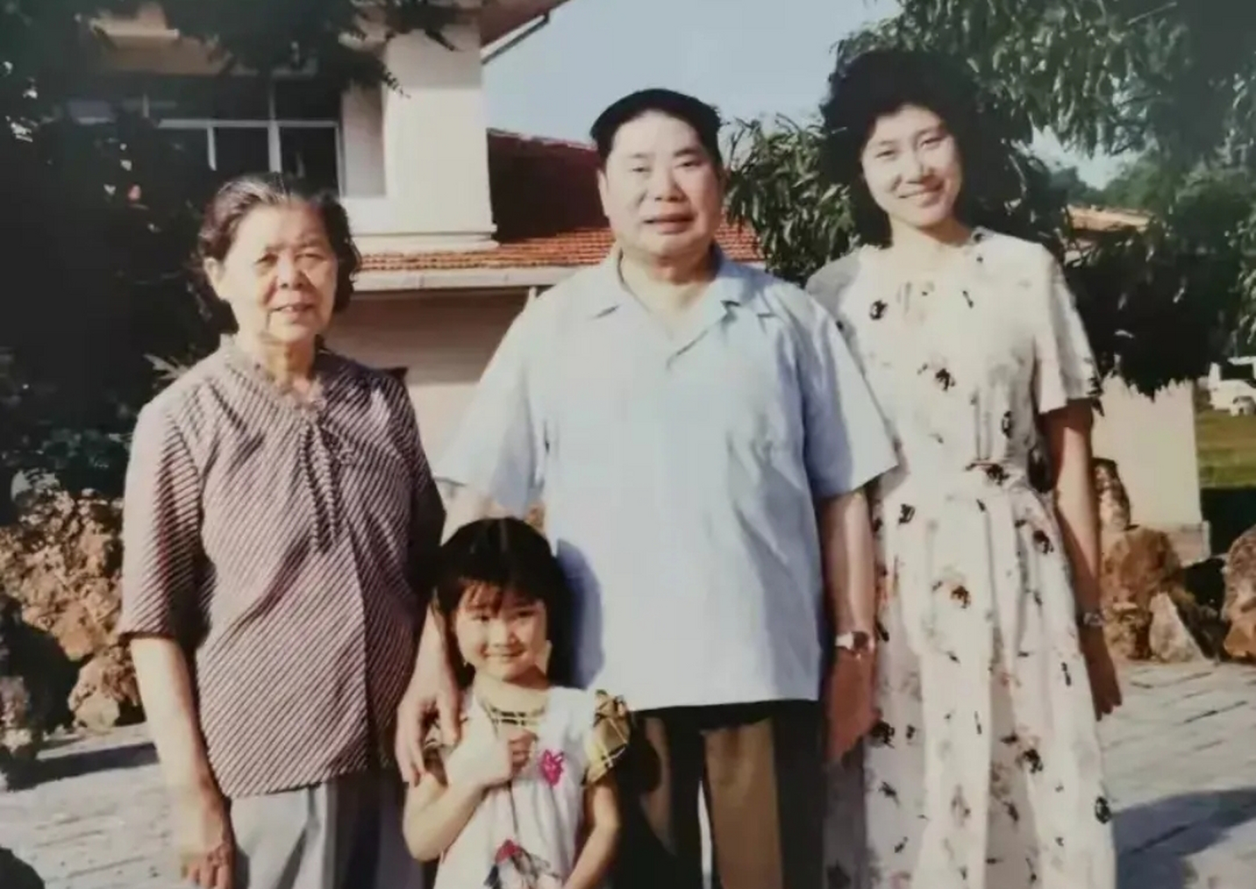 这是杨得志申戈军夫妇晚年时和小女儿杨雪征,外孙女王扬子一起拍的
