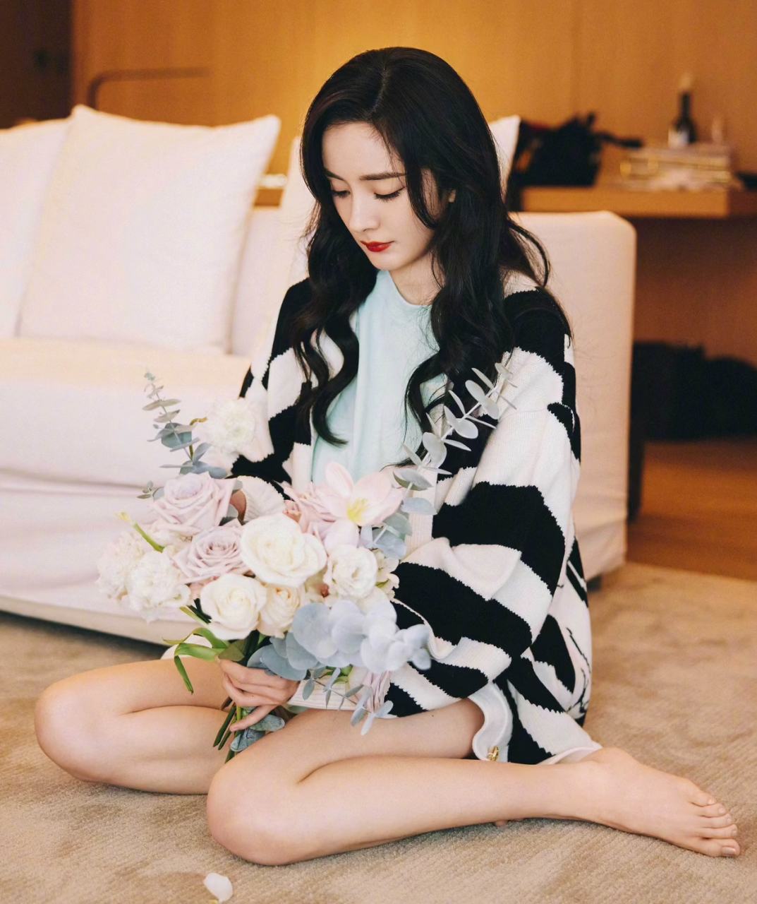 养眼美女# #美腿玉足# 杨幂穿鲜花图案超短裙 秀美腿玉足真是极品