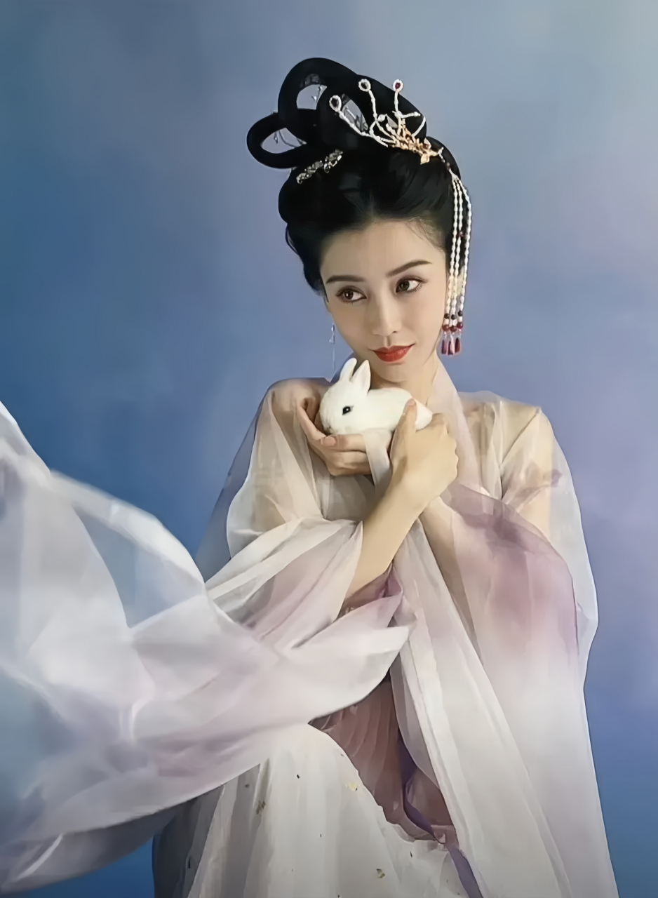 angelababy的美丽无可否认,然而在这次尝试的嫦娥造型中,她似乎没能