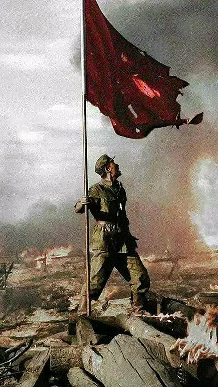 在抗美援朝战场上, 熊熊战火之中, 年轻的志愿军指导员李想 把国旗插