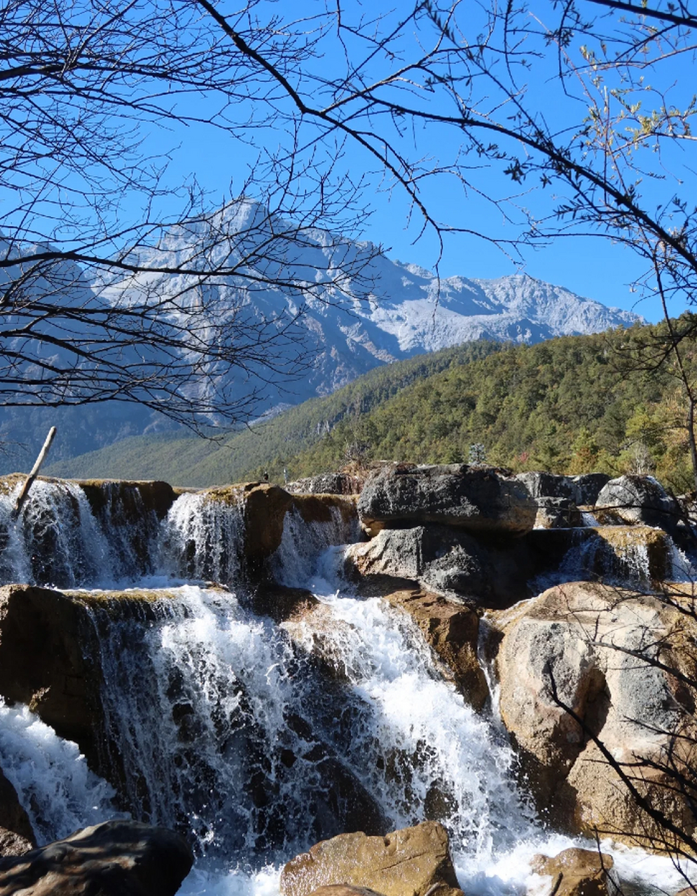 玉龙雪山位于云南丽江,是纳西族的圣山和神山,由13座山峰组成,主峰扇