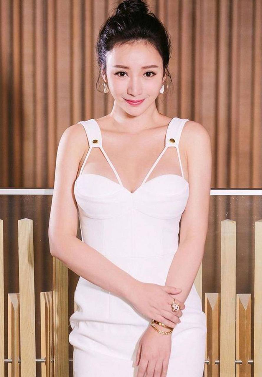 柳岩女神穿吊带裙肤白貌美  美艳动人