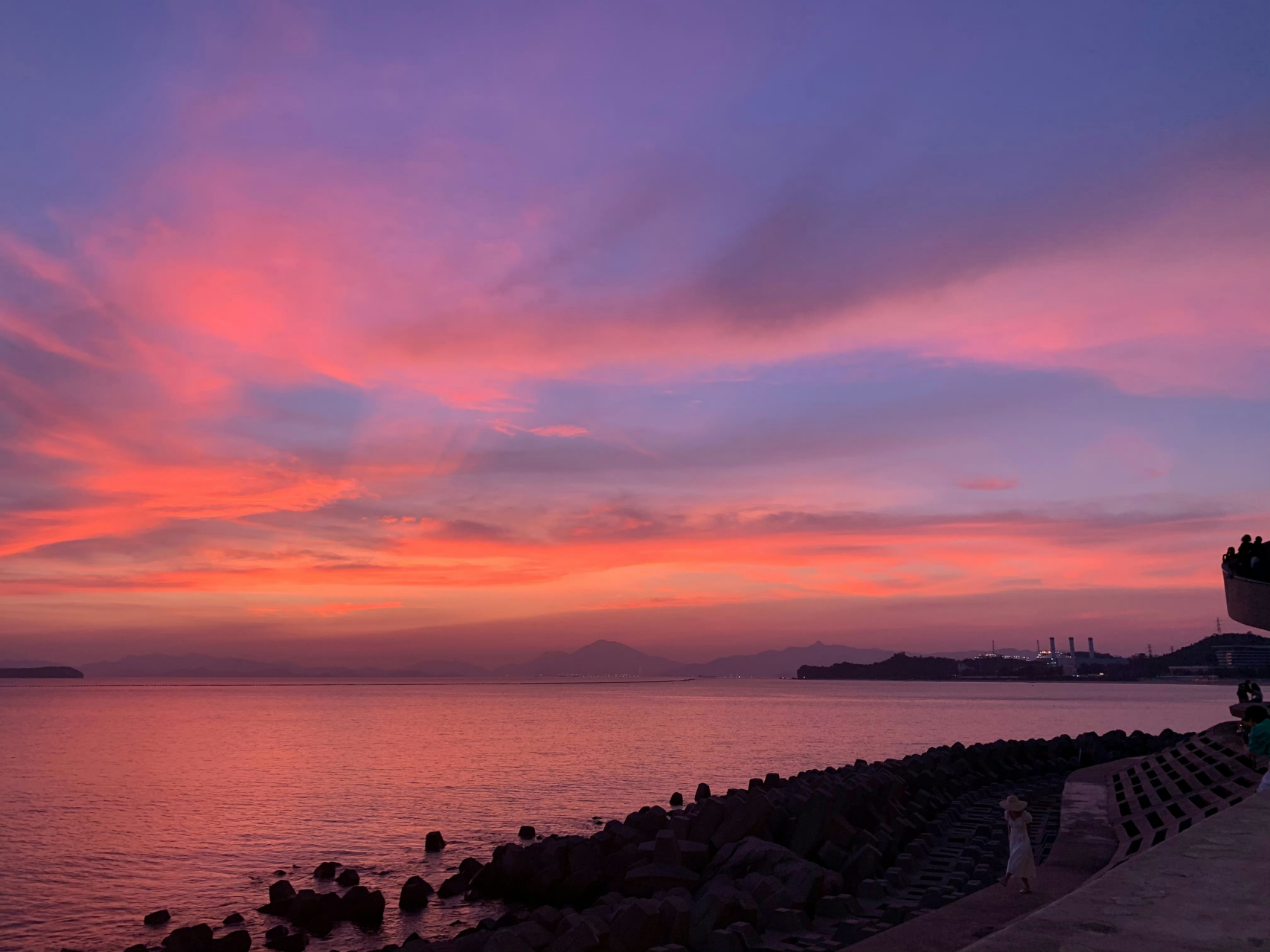 晚霞# 今日欢乐港湾粉色晚霞,一笔一画都是最爱的模样[亲吻]