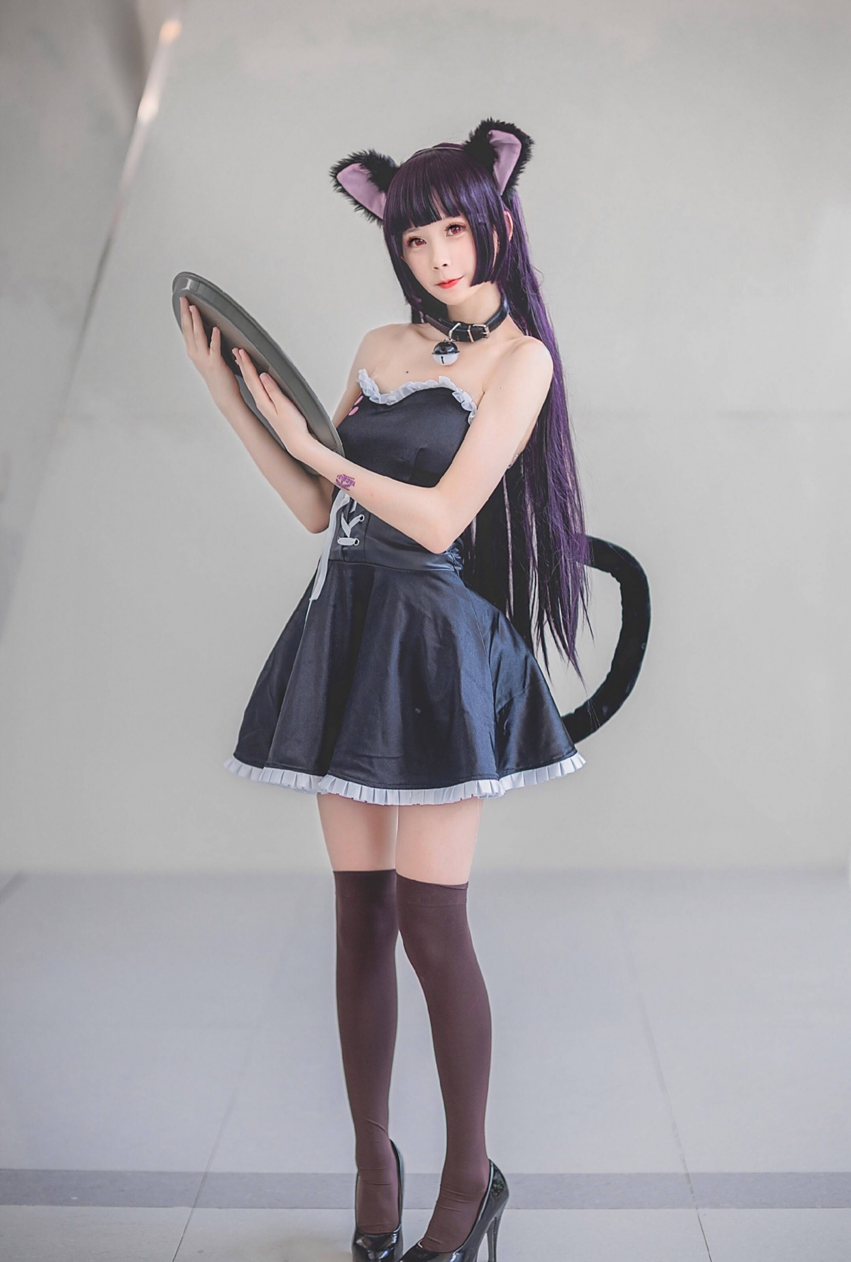 cosplay:你的黑猫女仆,穿紫色连衣裙配过膝"黑丝",性感又撩人