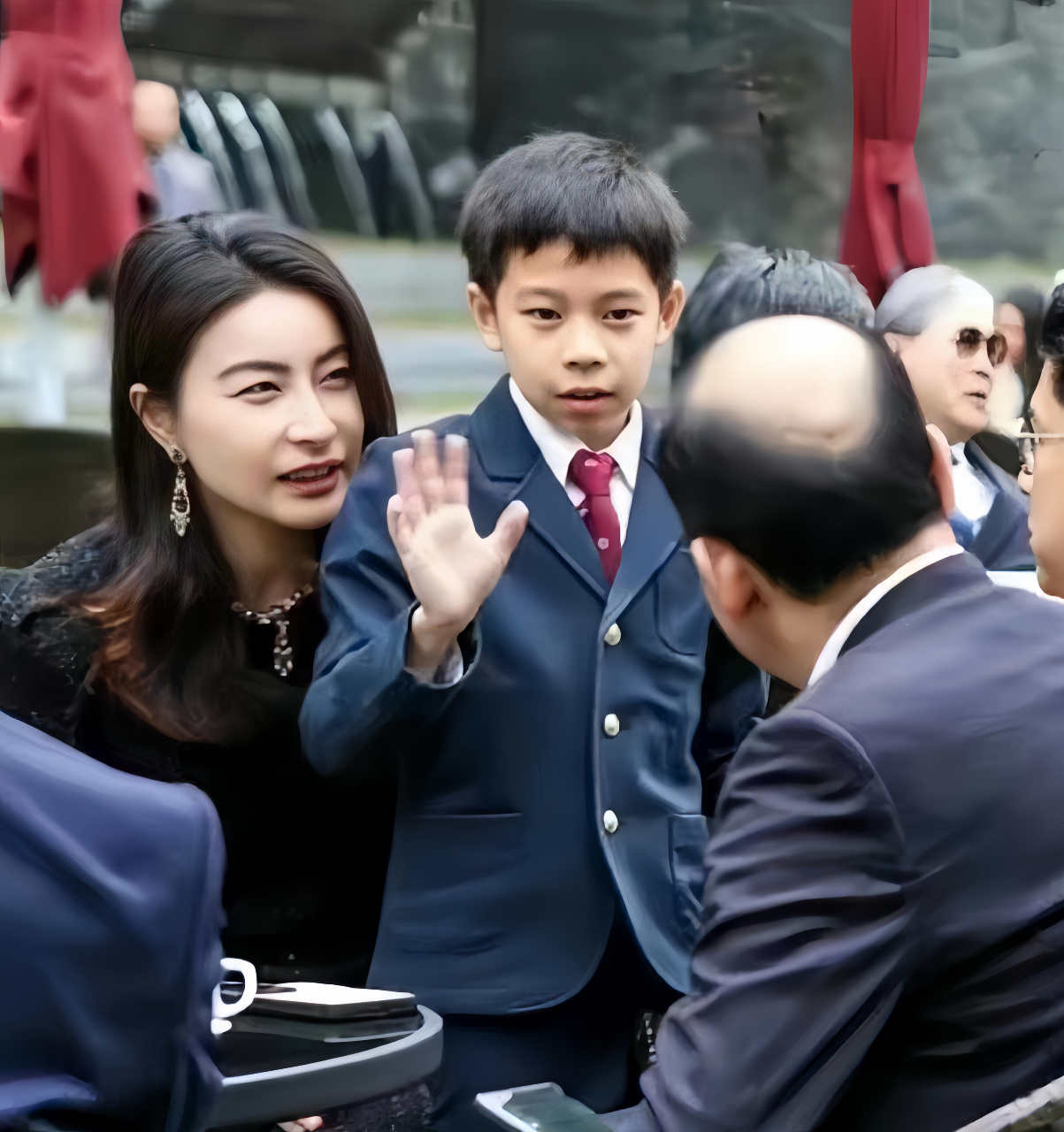 这天郭晶晶和霍启刚带着儿子霍中曦出席活动,他穿着一身小西装,系着