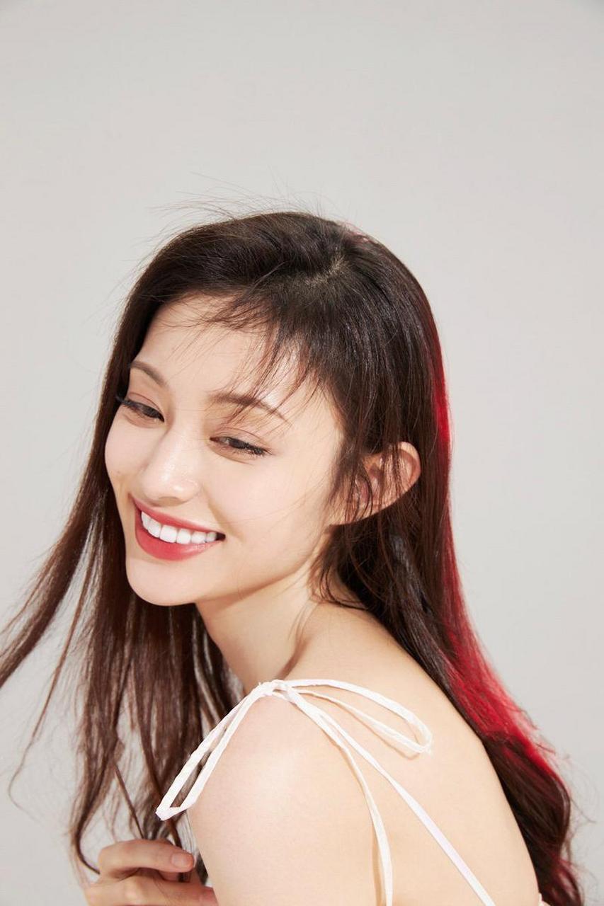 宋轶很听白敬亭的话,是那种乖乖的性格,比较配合男方的节奏,也不会作