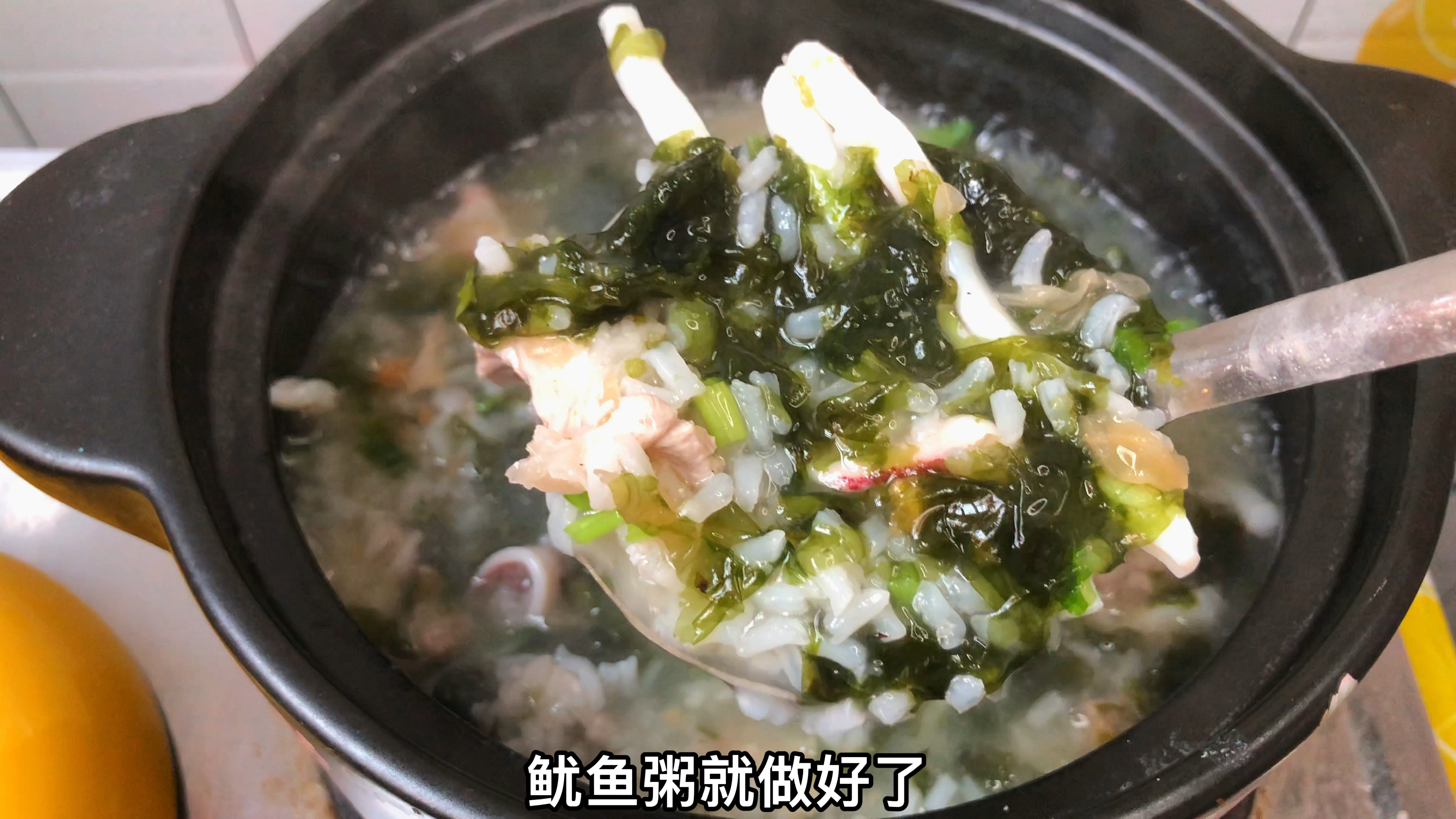 天气热不想吃饭炒菜,大厨教你紫菜鱿鱼砂锅粥,真是鲜上加鲜