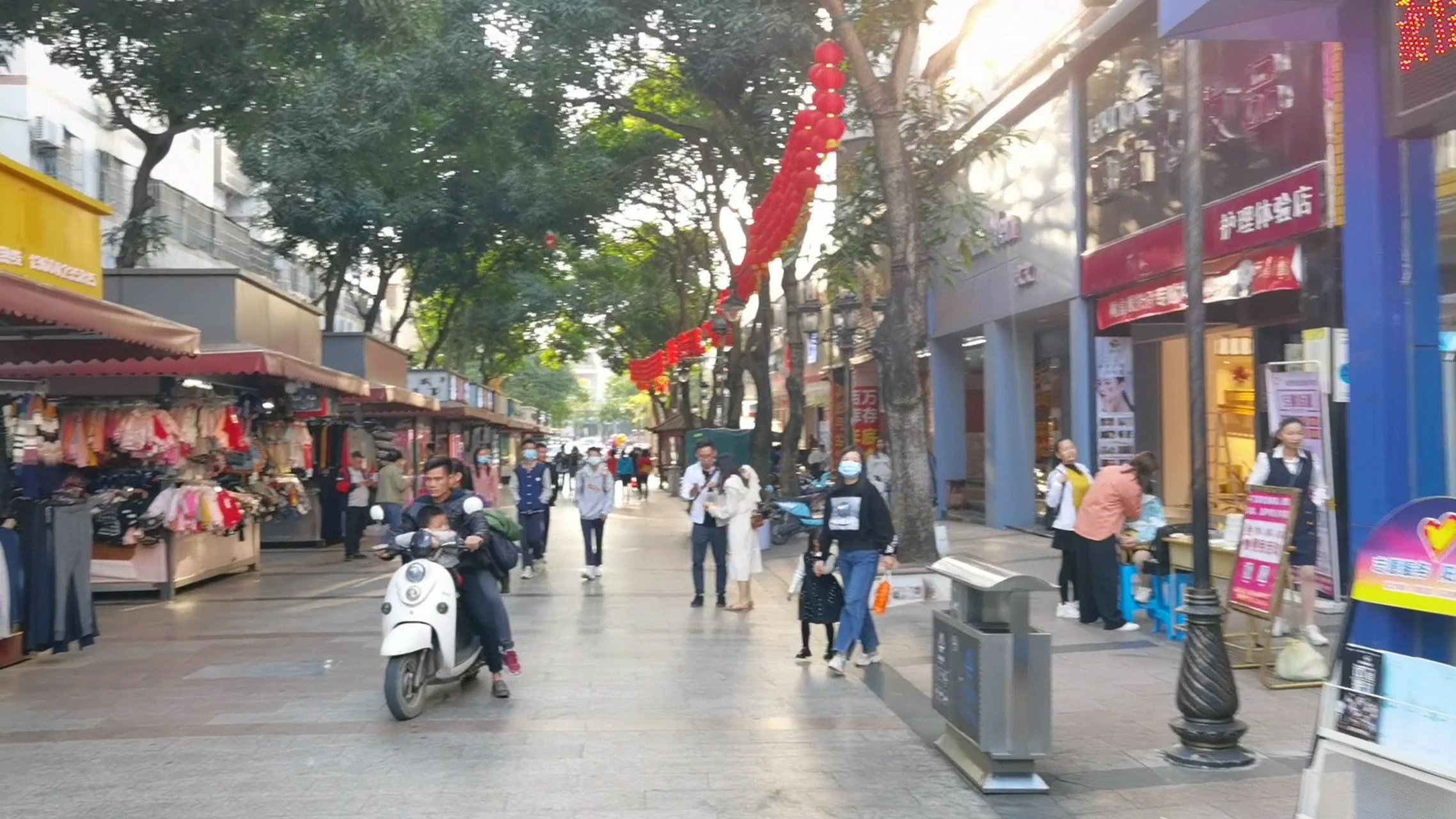 星期天井岸镇步行街人流量很大,十分热闹.