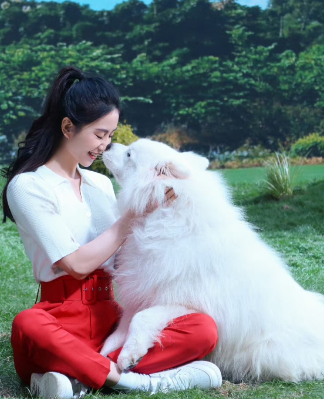 刘诗诗拍摄品牌宣传片物料,伸手比耶开心甜笑,爽朗的气质很独特