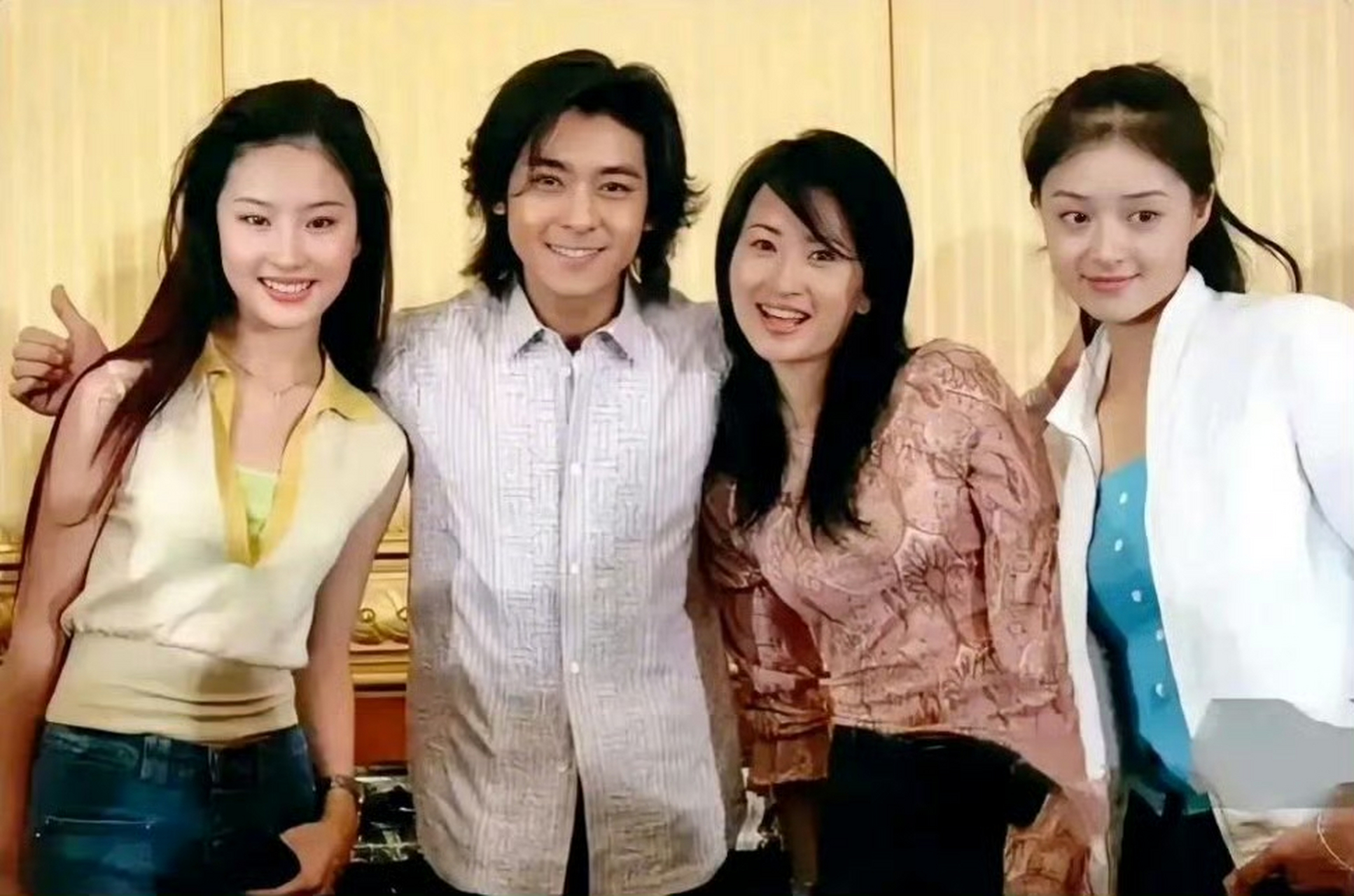 怎么感觉在这个张照片蒋欣中看起来比刘亦菲更漂亮[思考]是拍摄角度