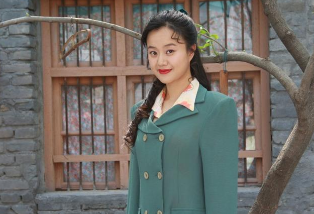 "村姑专业户"何翯出道16年不温不火,嫁帅气丈夫收获幸福