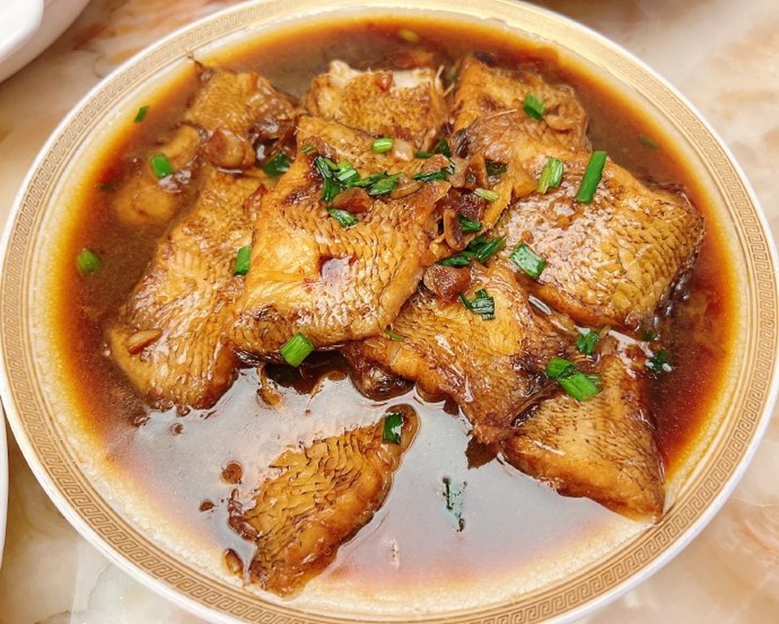 发得有些晚了[笑哈哈] 海蜇皮,清蒸鱿鱼蛋,红烧玉秃,红烧海虾,咸肉蒸