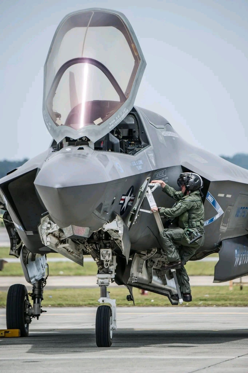 f35a闪电战机自带的折叠登机梯 飞行员上去容易下去难.