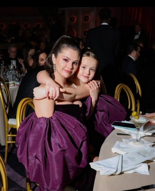 赛琳娜·戈麦斯和妹妹合照 在金球奖颁奖典礼上摆出幸福姿势