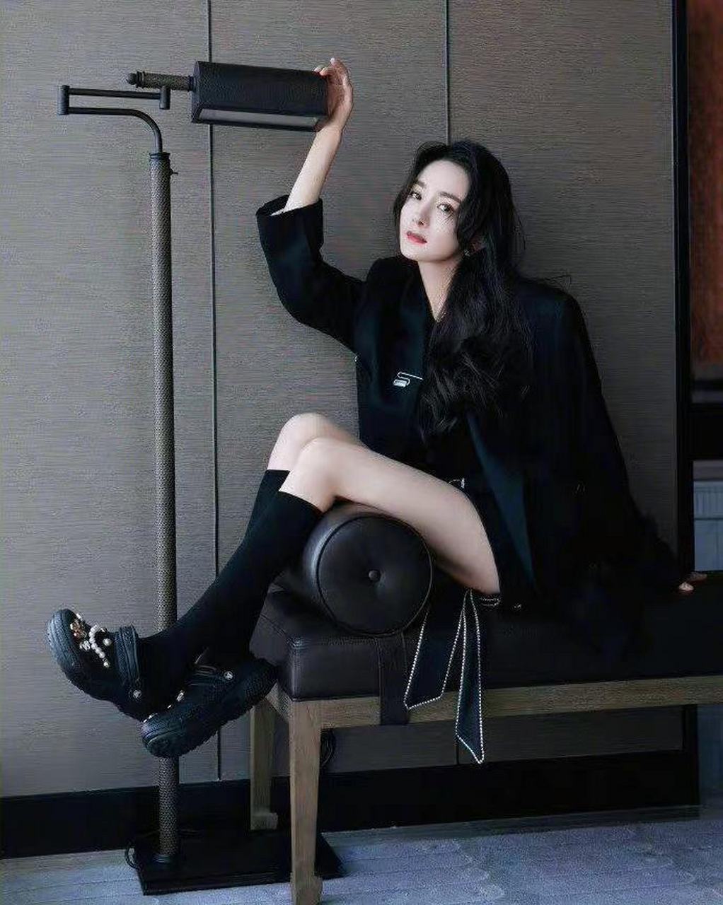 普通洞洞鞋被杨幂穿出了高级感