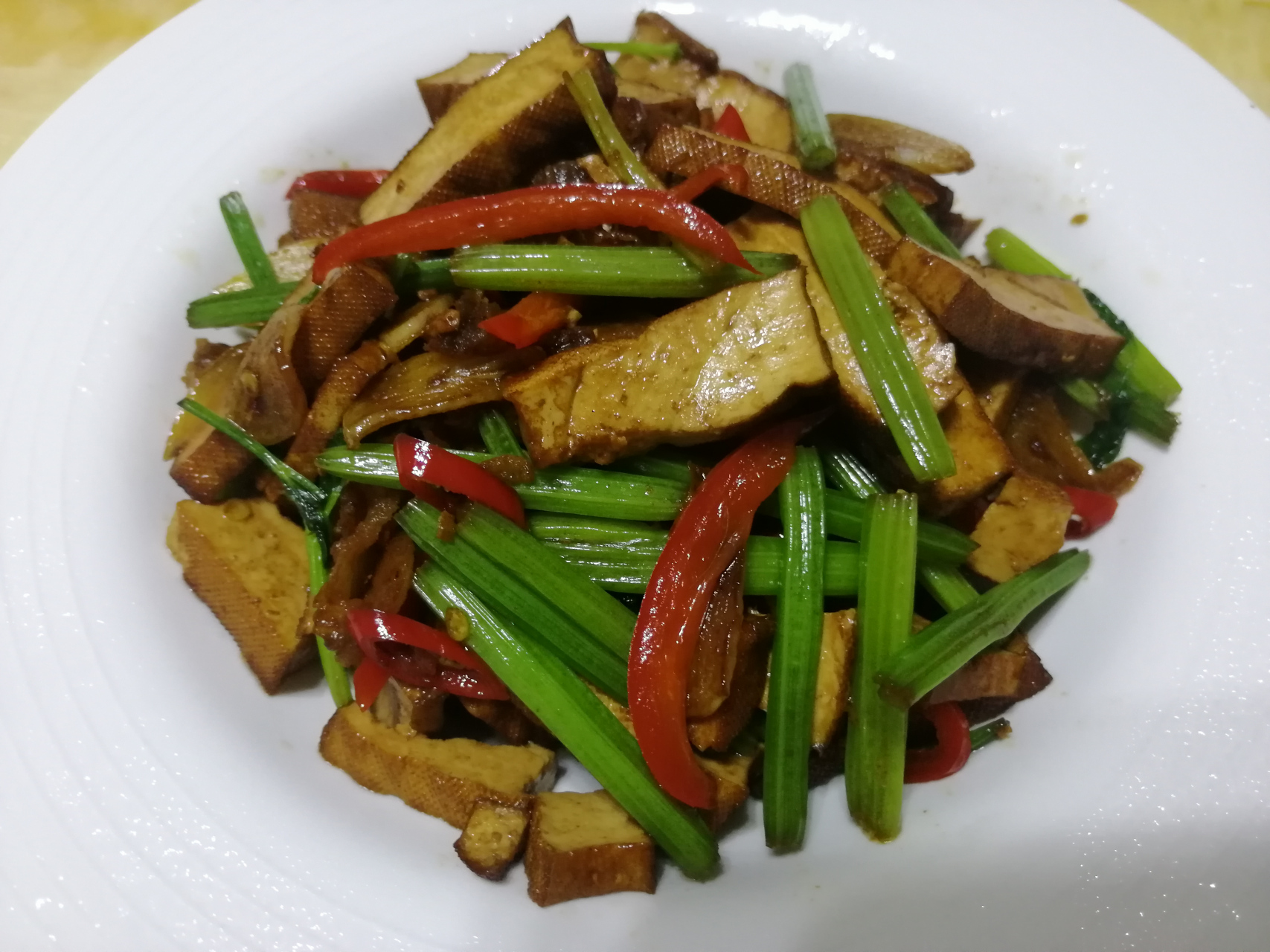 芹菜炒香干的寓意:勤奋,能干  芹菜:具有清热解毒,利尿消肿,平肝降压