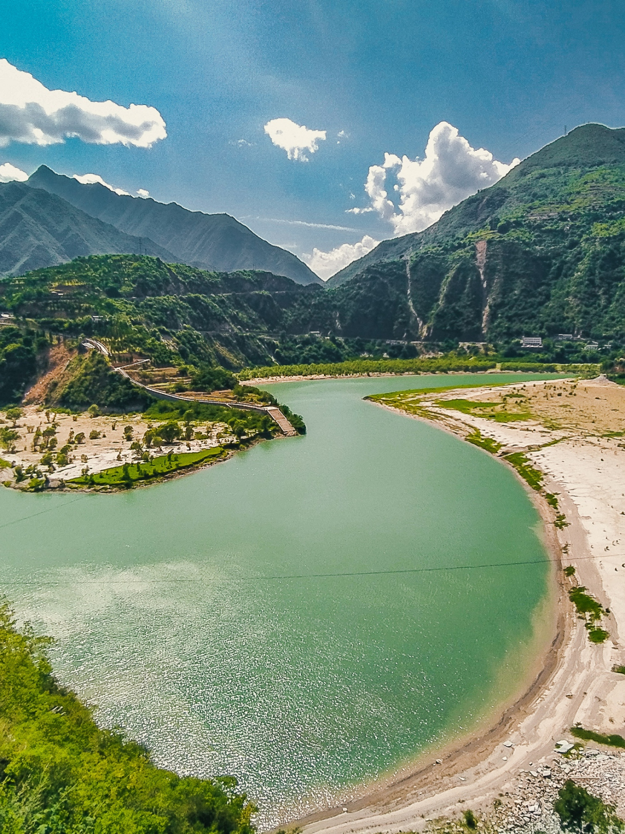 白水江是嘉陵江支流白龙江的支流,在g212甘肃陇南文县玉垒关附近