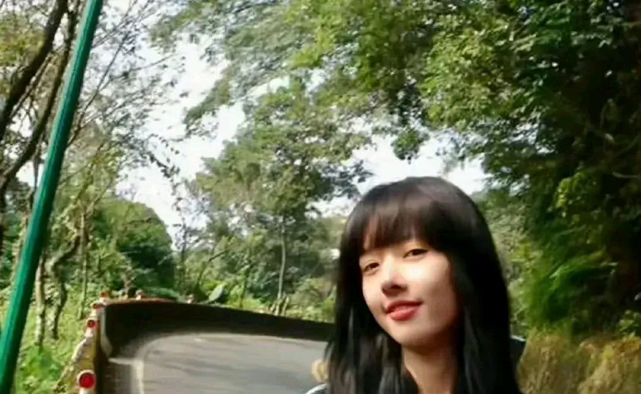 郭碧婷学生时期的照片已经很漂亮,很出众了,算是校花级别的了,难怪