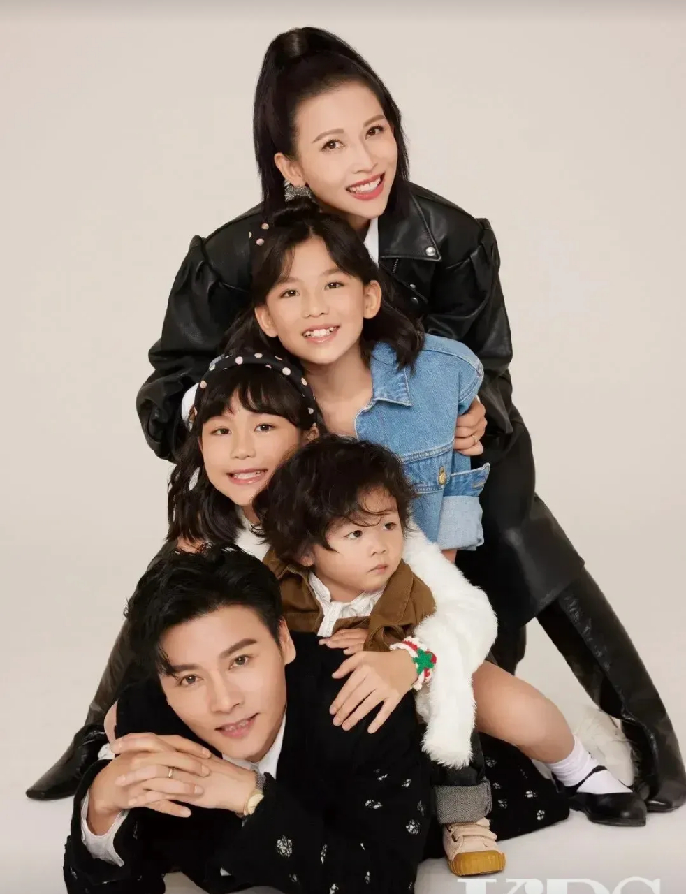 著名演员的全家福照片展示出家庭的幸福和和谐