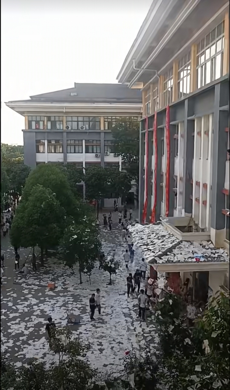 高考结束后的撕书狂欢习俗一直都没变,  这是如释重负后的狂欢,  是从